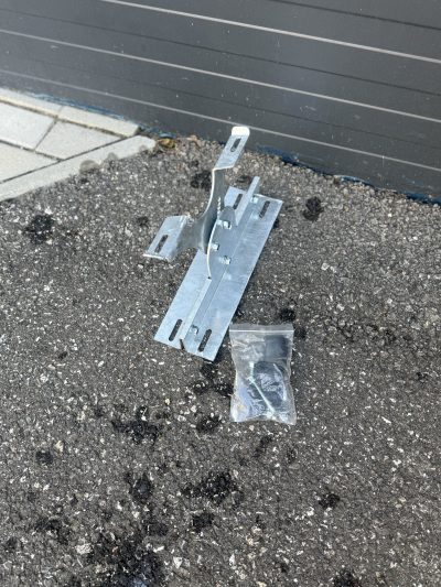 Korcra szerelhető tartókonzol fémlemefedéshez